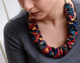 Mehrfarbige Stoffstreifen Halskette
