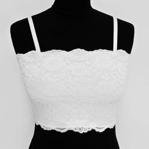 Bralette de encaje elástico floral con forro blanco y tirantes ajustables