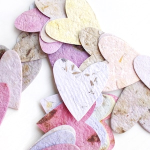 Paper hearts with seeds&petals - Set of 20 Handmade paper die cut hearts - Heart favors - Let love grow - Plantable  Wedding decorations