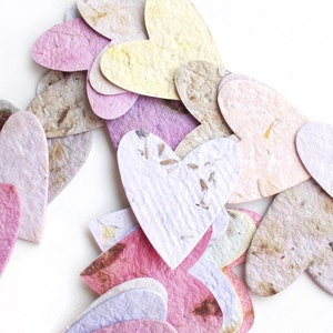 Cuori di carta con semi e petali - Set di 20 cuori fustellati in carta fatti a mano - Bomboniere a forma di cuore - Lascia che l'amore cresca - Decorazioni per matrimoni piantabili