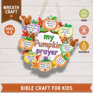 Puede incluir: Un kit de manualidades de corona con un letrero central que dice My Pumpkin Prayer. El diseño incluye varias calabazas de papel con texto impreso, rodeadas de ilustraciones de ardillas, bellotas, setas y hojas de otoño.