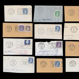 Puede incluir: Una colección de sellos postales canadienses antiguos con varios diseños y temas, que incluyen "Ayude a prevenir los incendios forestales", "Compre bonos de ahorro de Canadá", "Símbolo de bastón blanco para ciegos" y "Educar da forma al futuro de Canadá".