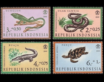 Indonésie 1966 timbres-poste vintage / Reptiles, Python, Crocodile, Lézard, Tortue de mer / Nature Altered Book, Artist Trading Card Series
