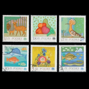Könnte beinhalten: Sechs polnische Briefmarken mit verschiedenen Illustrationen. Die Briefmarken zeigen ein Reh und ein Kitz, Obst, einen Vogel, einen Fisch, Blumen und Fische in einem Teich. Jede Briefmarke hat einen Nennwert und das Wort "POLSKA".