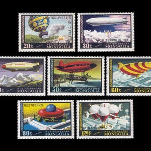 Puede incluir: Una colección de sellos postales antiguos de Mongolia, con varios dirigibles y globos aerostáticos. Los sellos muestran ilustraciones coloridas de zepelines, un globo aerostático y otros diseños de viajes aéreos, con denominaciones de 20¢ a $1.20.