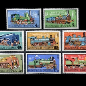 Puede incluir: Un conjunto de nueve sellos postales húngaros vintage que presentan ilustraciones coloridas de diferentes locomotoras. Los sellos están enmarcados en negro y presentan el texto "MAGYAR POSTA" y la denominación en Forintos.
