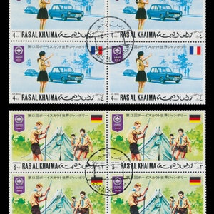 Pode incluir: Quatro selos postais de Ras Al Khaimah, Emirados Árabes Unidos, com ilustrações de Escoteiros participando de atividades. Os dois selos superiores mostram uma Escoteira dirigindo o tráfego, enquanto os dois selos inferiores mostram Escoteiros montando uma barraca.