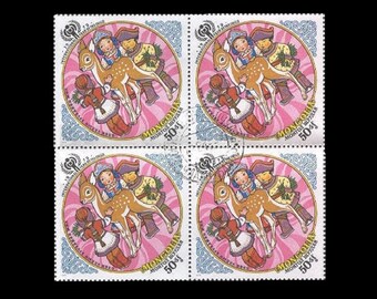 Mongolie 1979 Timbres-poste Année de l'enfant / Forme de losange / Jolie illustration d'enfants en costume traditionnel avec cerf / Art + artisanat