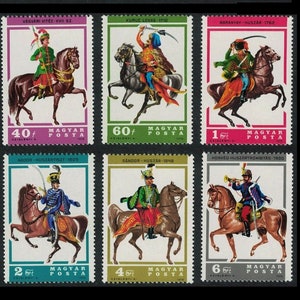 Może przedstawiać: Zestaw sześciu zabytkowych znaczków pocztowych Węgier przedstawiających ilustracje węgierskich husarów na koniach. Znaczek przedstawia różne okresy historyczne, w tym XVII, XVIII i XIX wiek. Znaczek jest w różnych kolorach, w tym czerwonym, zielonym, niebieskim i żółtym.