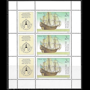 Può includere: Tre francobolli raffiguranti una nave chiamata Wasa, costruita nel 1628. I francobolli sono ungheresi e riportano il testo "MAGYAR POSTA" e "2Ft". I francobolli riportano anche il testo "NEMZETKÖZI BÉLYEGKIÁLLÍTÁS STOCKHOLM 1986 VIII 28-IX 7. STOCKHOLMIA 86".