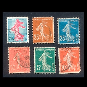 Puede incluir: Se muestran seis sellos postales franceses antiguos. Cada sello presenta una figura femenina clásica con túnicas fluidas. Los sellos son de varios colores, incluyendo azul, naranja, rojo y verde, con denominaciones de 5c, 10c, 20c, 25c y 50c.
