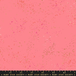 Peut inclure: Tissu rose avec un motif de confettis dorés et roses éparpillés. Le tissu a une règle avec le texte "Ruby Star Society" imprimé dessus.