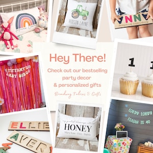 K&ouml;nnte beinhalten: Eine Collage aus Bildern, die personalisierte Partydekoration und Geschenke zeigen. Die Bilder zeigen ein Kissen mit einem Regenbogenmuster, ein Kissen mit einem Traktormotiv, ein Kissen mit dem Wort "HONEY" und Namen, ein Holzschild mit dem Namen "ANNA", ein Holzschild mit dem Namen "ELLIE AVERY", eine Kulisse mit rosa und orangefarbenen B&auml;ndern und Cupcakes mit der Nummer "1" oben drauf.
