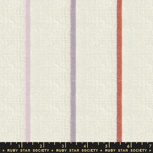 Puede incluir: Primer plano de una tela blanca con rayas verticales en tonos de rosa, morado y rojo.