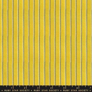 Puede incluir: Tela amarilla con finas rayas gris oscuro. La tela tiene una textura sutil y es perfecta para proyectos de costura.
