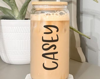 Vaso de vidrio con tapa de bambú y nombre personalizado con pajita