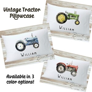 K&ouml;nnte beinhalten: Drei Kissenbez&uuml;ge mit einer Aquarell-Illustration eines Oldtimer-Traktors. Jeder Kissenbezug tr&auml;gt den Namen "William" aufgedruckt. Die Traktoren sind gr&uuml;n, blau und rot.