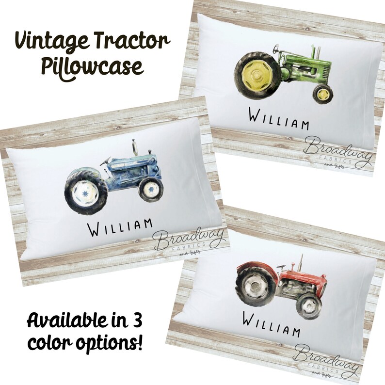 K&ouml;nnte beinhalten: Drei Kissenbez&uuml;ge mit einer Aquarell-Illustration eines Oldtimer-Traktors. Jeder Kissenbezug tr&auml;gt den Namen "William" aufgedruckt. Die Traktoren sind gr&uuml;n, blau und rot.