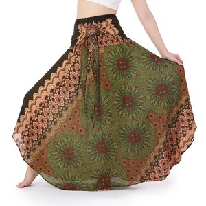 Puede incluir: Falda estampada con cinturilla marr&oacute;n oscuro y un vibrante dise&ntilde;o floral verde y marr&oacute;n. La falda presenta un cierre de cord&oacute;n y una silueta amplia y acampanada, perfecta para un look bohemio o casual.