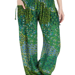 Puede incluir: Pantalones de pierna ancha impresos en verde y azul con cintura el&aacute;stica.
