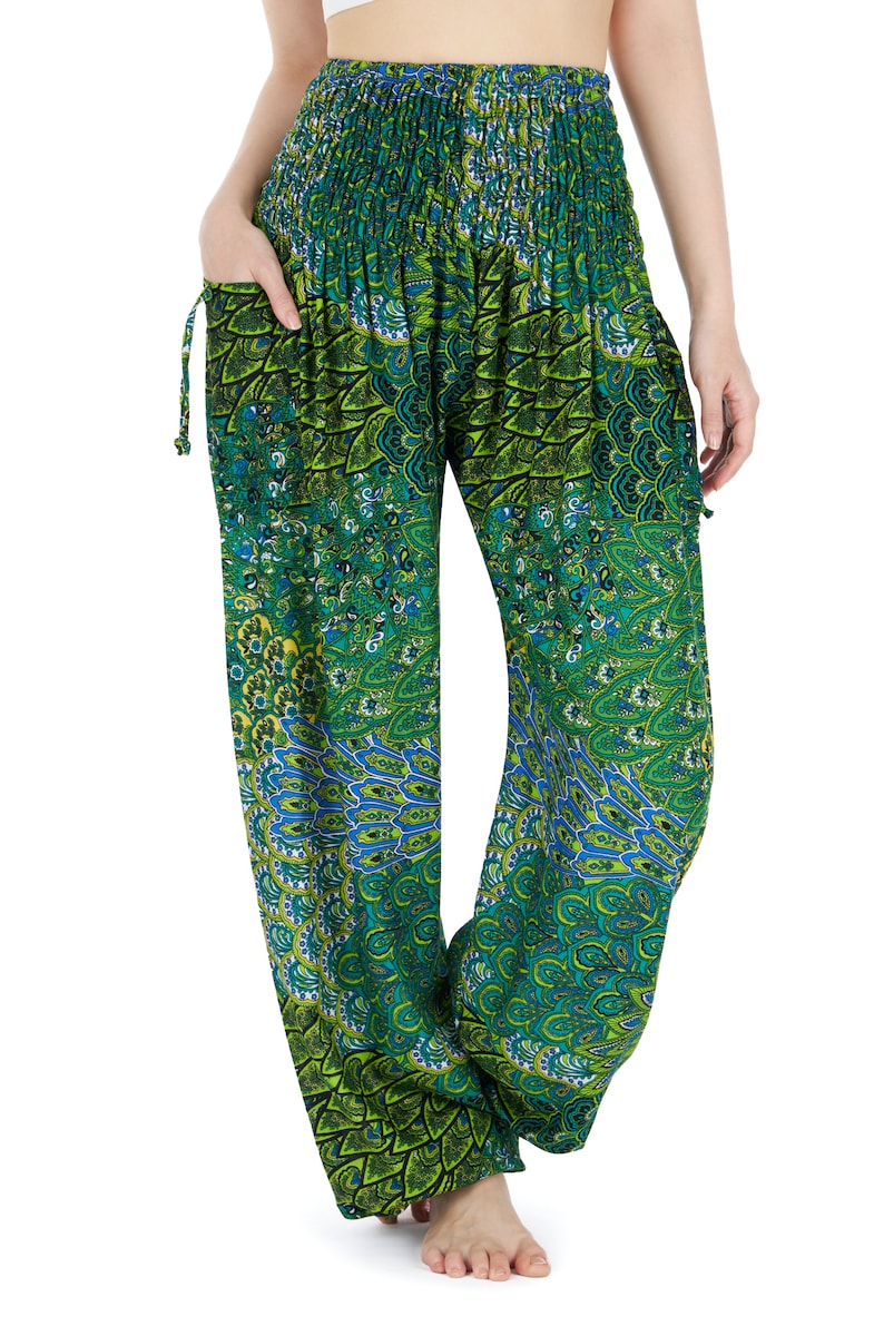 Puede incluir: Pantalones de pierna ancha impresos en verde y azul con cintura el&aacute;stica.