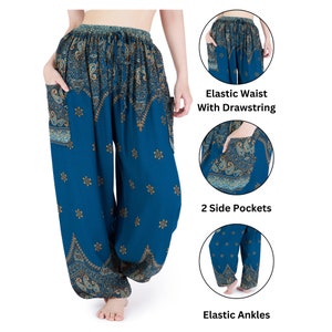 K&ouml;nnte beinhalten: Tealfarbene Pluderhose mit goldenem Paisley- und Blumenmuster, elastischem Bund mit Kordelzug, zwei Seitentaschen und elastischen Kn&ouml;chelb&uuml;ndchen. Der Text lautet Elastic Waist With Drawstring, 2 Side Pockets und Elastic Ankles.