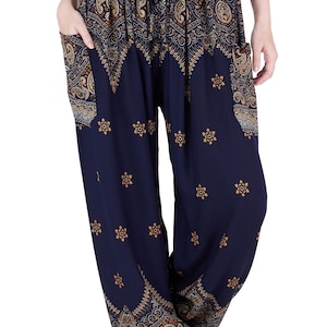 K&ouml;nnte beinhalten: Dunkelblaue, weit geschnittene Hose mit einem gold-wei&szlig;en Paisley-Muster an Taille und Saum sowie kleinen goldenen Blumenmotiven, die &uuml;ber die Beine verteilt sind. Die Hose verf&uuml;gt &uuml;ber einen elastischen Kordelzugbund und zwei Seitentaschen.