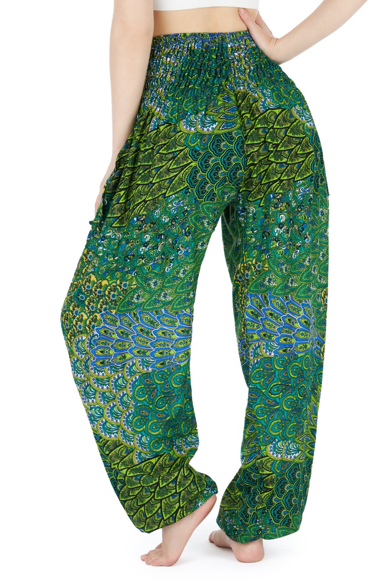Puede incluir: Pantalones impresos en verde y azul con un patr&oacute;n de paisley. Los pantalones tienen una cintura el&aacute;stica y un ajuste holgado y fluido.