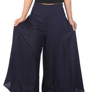 K&ouml;nnte beinhalten: Marineblaue, weit geschnittene Palazzo-Hose mit hoher Taille und flie&szlig;ender Silhouette.
