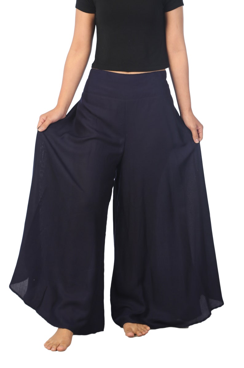 K&ouml;nnte beinhalten: Marineblaue, weit geschnittene Palazzo-Hose mit hoher Taille und flie&szlig;ender Silhouette.
