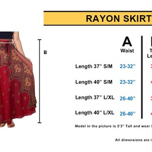 Pode incluir: Uma saia de rayon vermelha com estampa paisley dourada e preta. A saia est&aacute; dispon&iacute;vel em dois comprimentos, 94 cm e 102 cm, e dois tamanhos de cintura, 58-81 cm e 66-102 cm. A modelo na foto tem 1,60 m de altura e usa um tamanho S/M no comprimento de 94 cm.