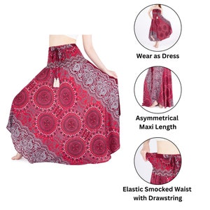 Pode incluir: Uma saia maxi vermelha com estampa de mandala branca e cinza. A saia tem cintura el&aacute;stica franzido com cord&atilde;o e uma bainha assim&eacute;trica. Pode ser usada como vestido.