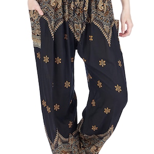K&ouml;nnte beinhalten: Schwarze, weit geschnittene Hose mit einem gold-braunen Paisley-Muster am Bund und an den Beinabschl&uuml;ssen sowie kleinen goldenen Blumenmotiven auf den Beinen. Die Hose verf&uuml;gt &uuml;ber einen elastischen Kordelzug in der Taille und Seitentaschen.