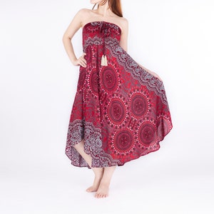 Pode incluir: Um vestido maxi vermelho sem al&ccedil;as com estampa de mandala branca e cinza. O vestido tem uma cintura franzida e um la&ccedil;o de franja.