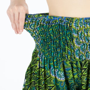 Puede incluir: Pantalones de patr&oacute;n verde y azul con cintura el&aacute;stica. Los pantalones est&aacute;n fruncidos en la cintura y tienen un cord&oacute;n.