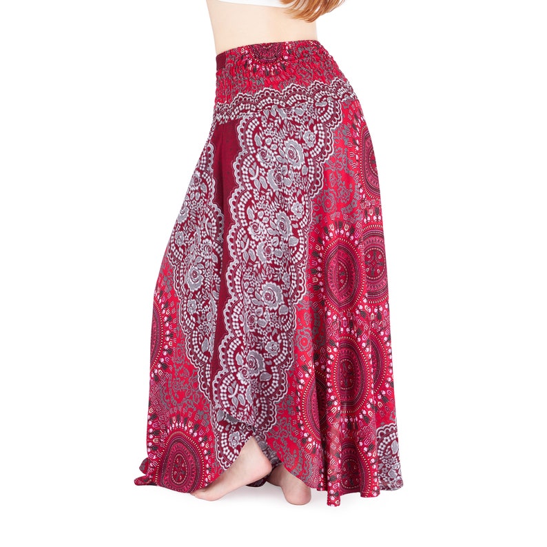Pode incluir: Uma saia longa e fluida com estampa de mandala vermelha e branca. A saia tem cintura el&aacute;stica e uma bainha assim&eacute;trica.