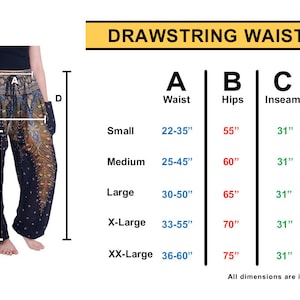 K&ouml;nnte beinhalten: Hose mit Kordelzug in Dunkelblau mit einem gold-wei&szlig;en Pfauenfeder-Muster. Eine Gr&ouml;&szlig;entabelle mit Ma&szlig;en in Zoll f&uuml;r die Gr&ouml;&szlig;en Small bis XX-Large ist enthalten und gibt Details zu Taille, H&uuml;fte, Innennaht und Gesamtl&auml;nge der Hose an.