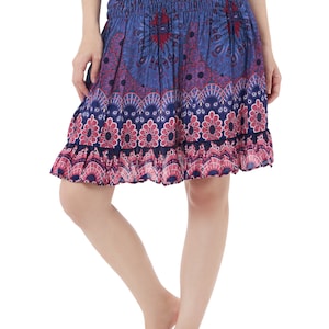 Peut inclure: Une jupe &agrave; motif bleu et rose avec un ourlet &agrave; volants. La jupe a une taille &eacute;lastique et un motif floral.