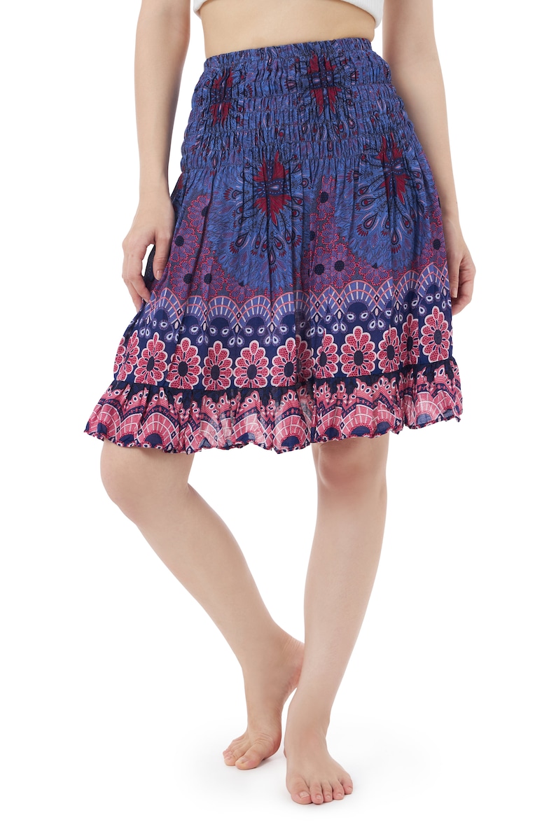 Peut inclure: Une jupe &agrave; motif bleu et rose avec un ourlet &agrave; volants. La jupe a une taille &eacute;lastique et un motif floral.