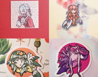 Puede incluir: Cuatro pegatinas con personajes de anime. La primera pegatina es un fondo blanco con una mujer de pelo largo plateado que lleva un abrigo rojo y sostiene una flor rosa. La segunda pegatina es una pegatina holográfica con una mujer de pelo largo rojo que lleva un atuendo dorado y azul y sostiene una lanza. La tercera pegatina es una pegatina redonda con una mujer de pelo largo verde que lleva un atuendo amarillo y verde. La cuarta pegatina es una pegatina redonda con una mujer de pelo largo morado que lleva un atuendo morado y blanco.