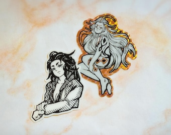 Puede incluir: Dos ilustraciones en blanco y negro de mujeres. Una mujer está sentada con las piernas cruzadas y la otra mujer está de pie con los brazos cruzados.
