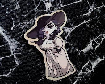 Puede incluir: Una pegatina con una ilustración de dibujos animados de una mujer con cabello oscuro, que lleva un sombrero negro y un vestido blanco. Ella sostiene un cigarrillo en una mano y una rosa en la otra.