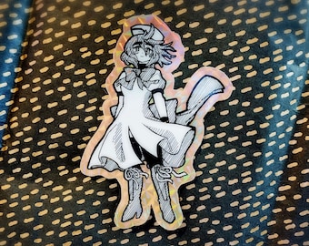 Puede incluir: Una ilustración en blanco y negro de una niña con un vestido blanco y un sombrero. La ilustración está impresa en una pegatina holográfica.