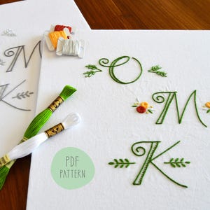 Patrón de bordado a mano de monogramas clásicos para letras elegantes. Tres alfabetos completos de 26 letras cada uno, en tres estilos diferentes