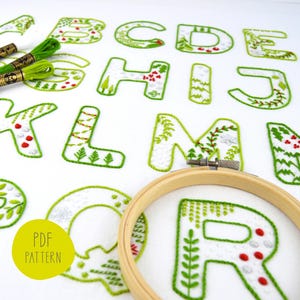 Padrão de bordado Good Will Monograms para todas as 26 letras do alfabeto, cada uma preenchida com cenas de Natal