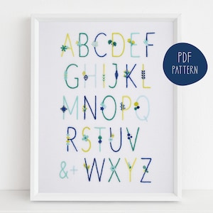 Padrão de bordado à mão com letras finas para um alfabeto de letras detalhadas para costurar como está ou usar como monogramas