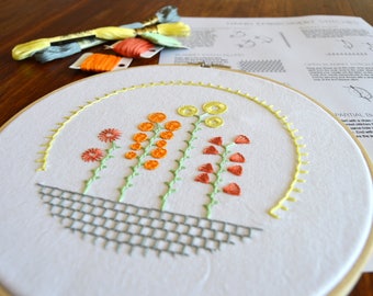 Garden Society Sampler, a hand embroidery pattern to learn and improve your blanket stitches