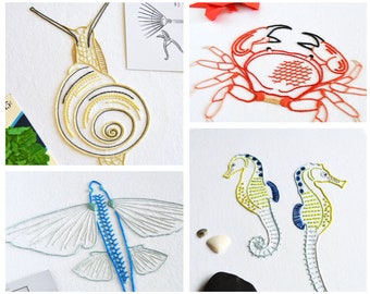 Anatomical Creatures II, 4 realistyczne wzory kraba, latającej ryby, koników morskich i ślimaka w jednym wzorze do haftu w formacie PDF