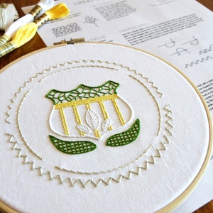 Club Crest Sampler, a hand embroidery pattern to learn and improve your back stitches