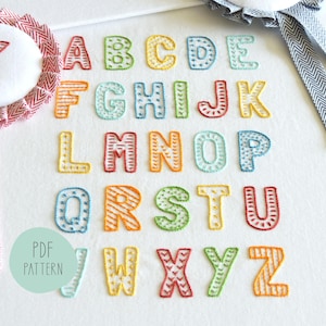 Patrón de bordado a mano de letras Lucky Fish. Letras divertidas para bordar como alfabeto completo, crear nombres o usar como monogramas.